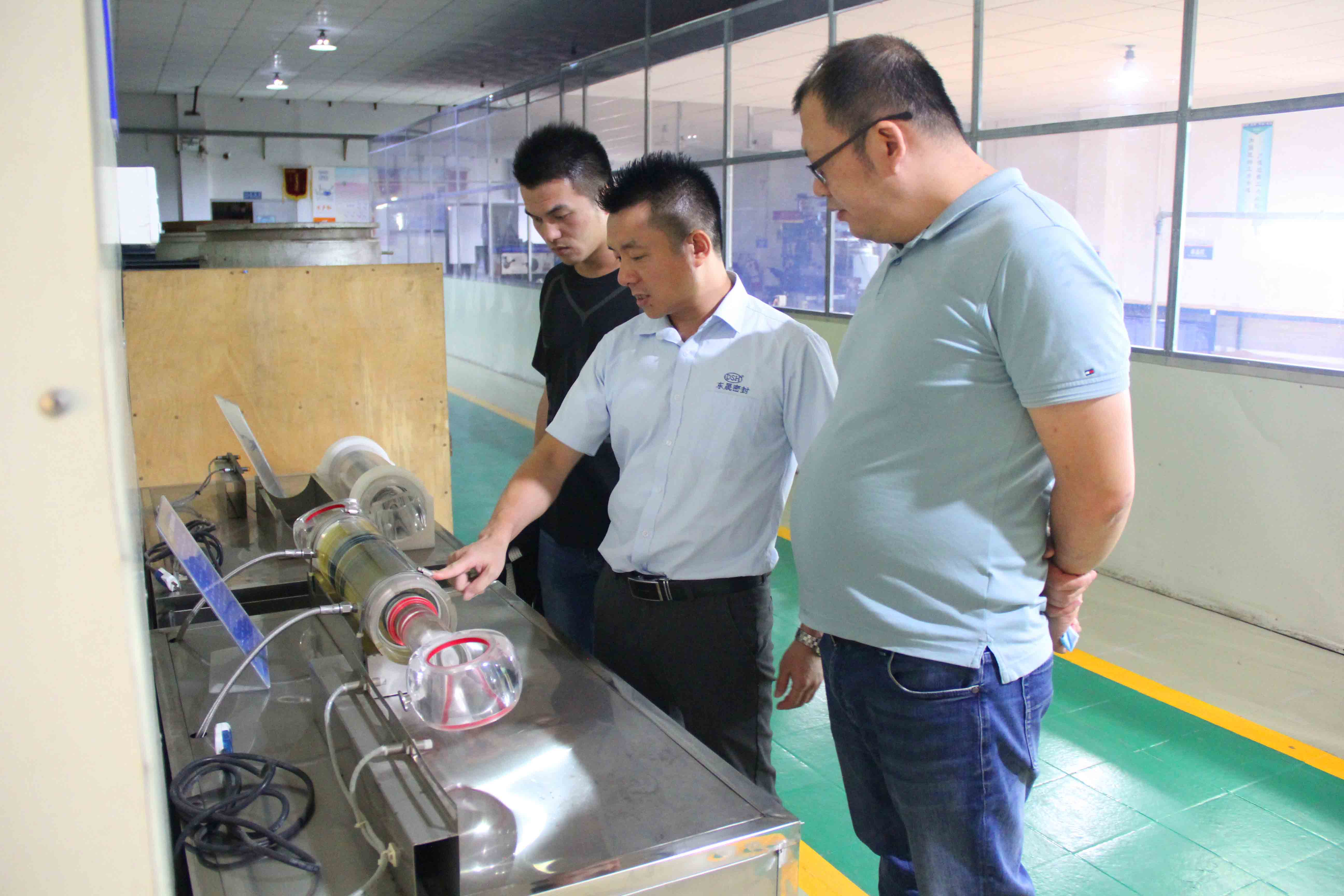 胡總給客戶講解油封在油缸的運(yùn)動原理