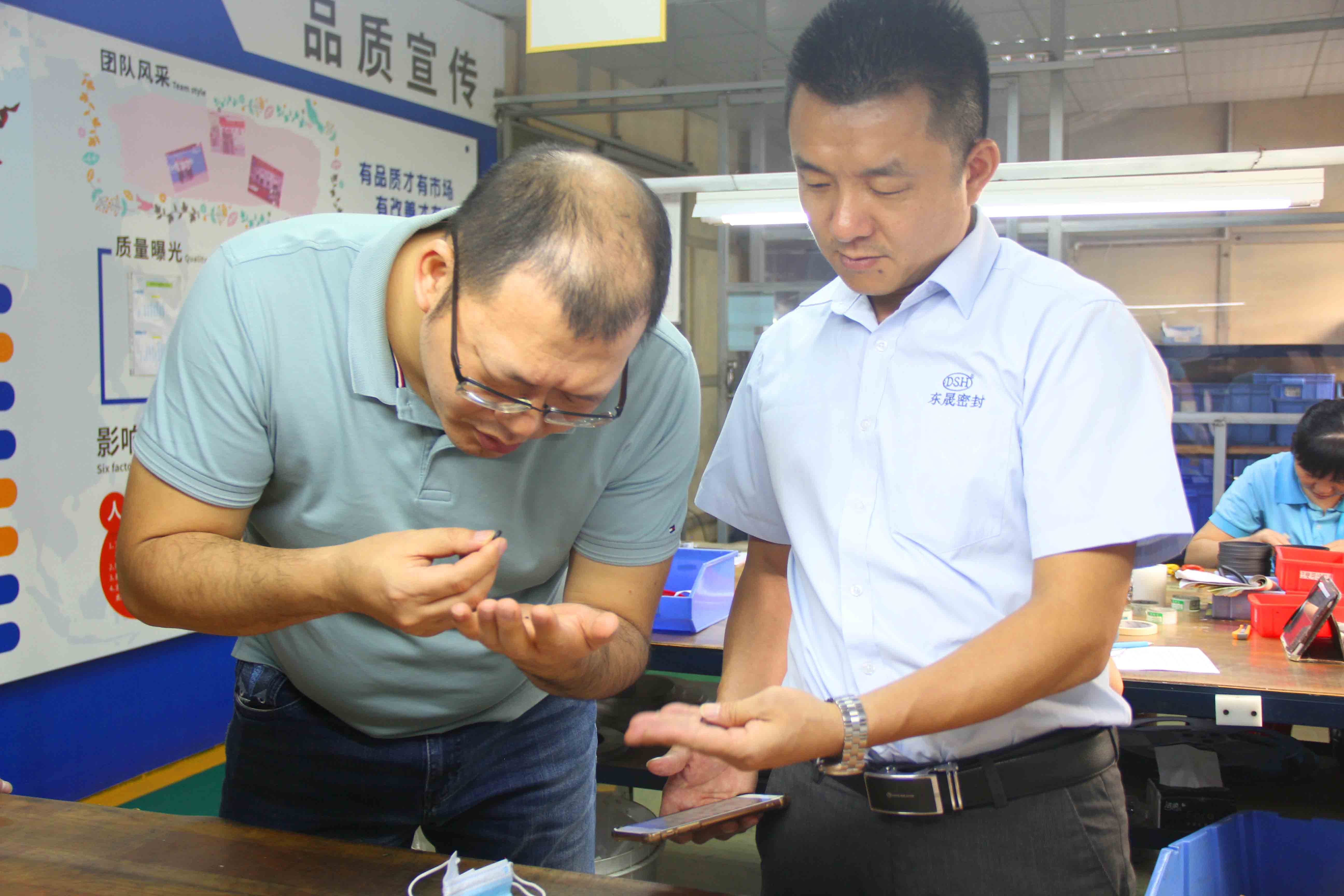 客戶查看小型油封產(chǎn)品