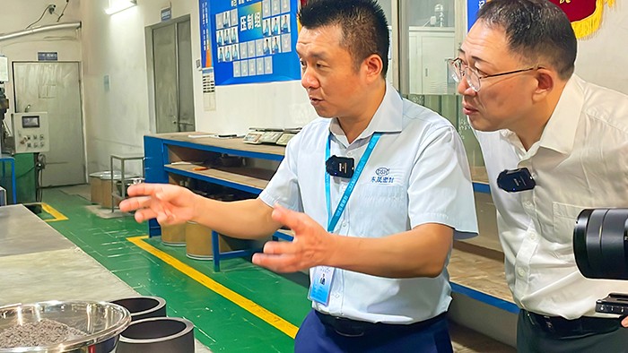 1生產(chǎn)車間-牛商央視財經(jīng)評論員單仁與東晟密封件胡燕林 (1) 1生產(chǎn)車間-牛商央視財經(jīng)評論員單仁與東晟密封件胡燕林 (1)