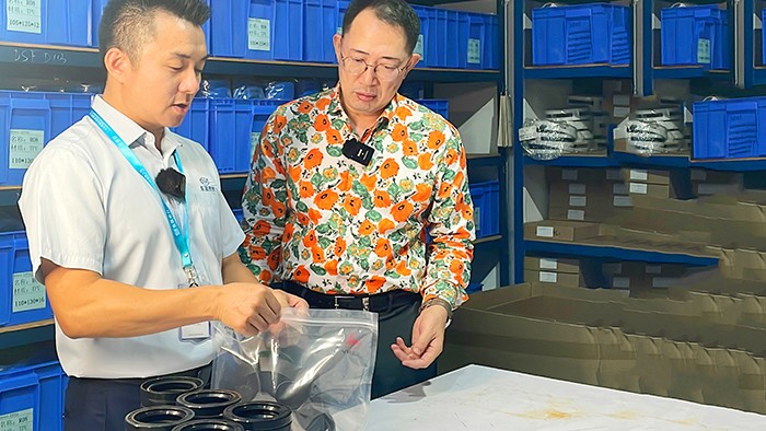 2質(zhì)檢部與倉庫牛商央視財經(jīng)評論員單仁與東晟密封件胡燕林 (3) 2質(zhì)檢部與倉庫牛商央視財經(jīng)評論員單仁與東晟密封件胡燕林 (3)