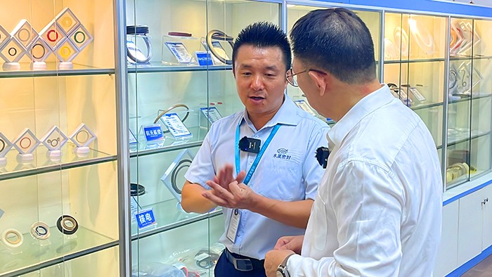 3實驗室與產(chǎn)品展覽室牛商央視財經(jīng)評論員單仁與東晟密封件胡燕林 (1) 3實驗室與產(chǎn)品展覽室牛商央視財經(jīng)評論員單仁與東晟密封件胡燕林 (1)