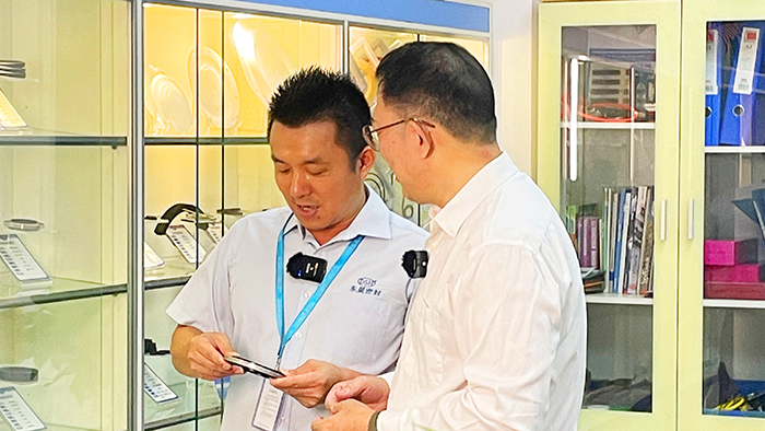 3實驗室與產(chǎn)品展覽室牛商央視財經(jīng)評論員單仁與東晟密封件胡燕林 (1) 3實驗室與產(chǎn)品展覽室牛商央視財經(jīng)評論員單仁與東晟密封件胡燕林 (1)